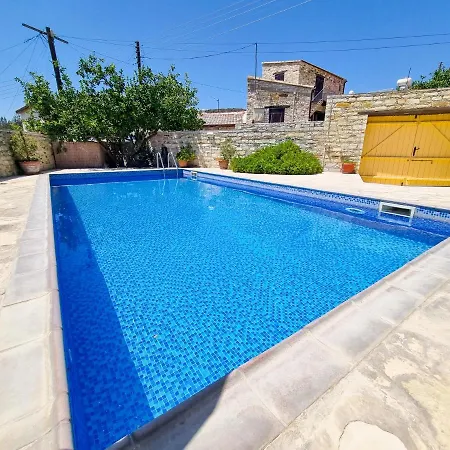 Village Charm With Pool At Апартаменты Скарину